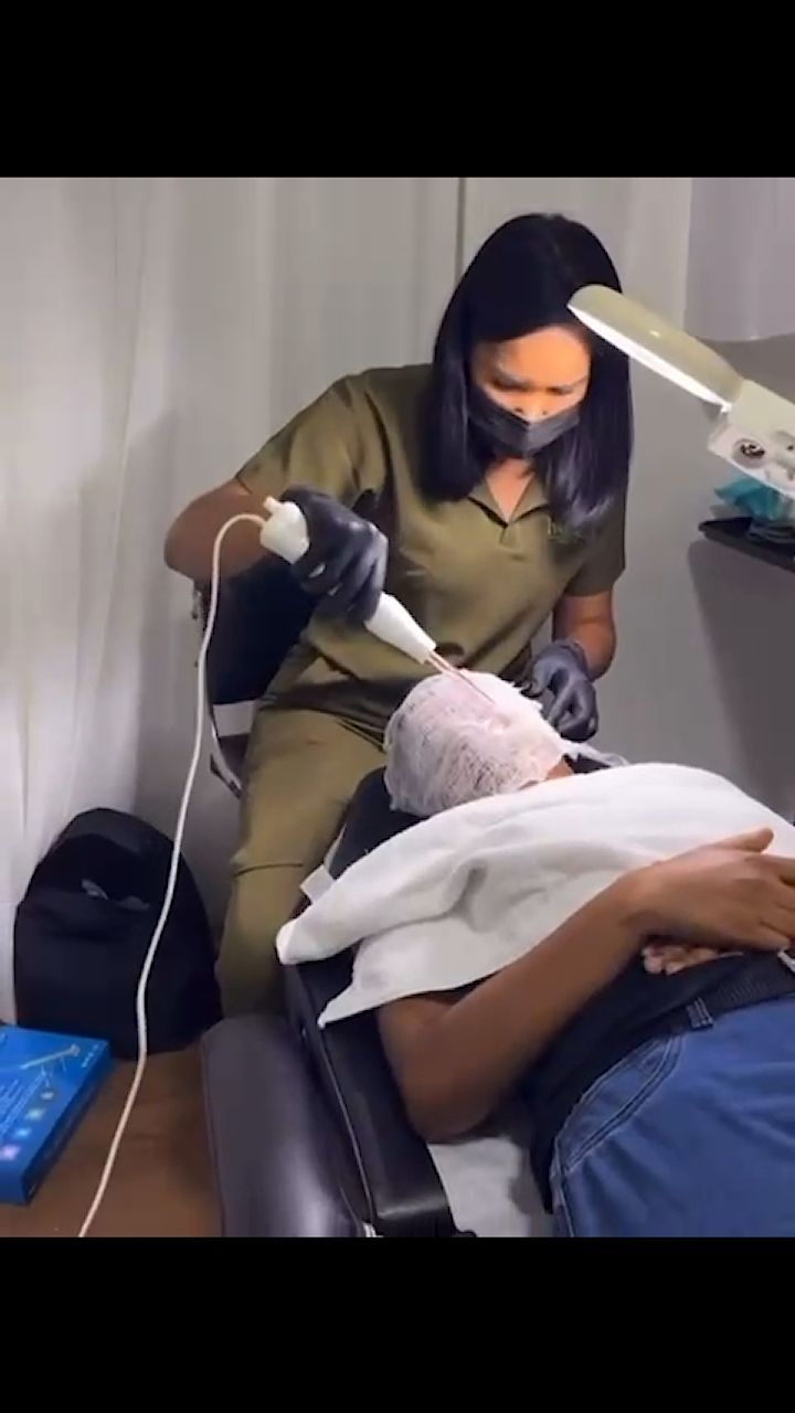 Profesional de Ivensky realizando un tratamiento facial